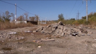 Дорогу к саратовскому поселку завалили строительным мусором