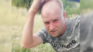 В Саратове мужчина совершил развратные действия с девочкой. Его разыскивают