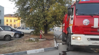В Энгельсе с загоревшегося мусора огонь перекинулся на здание