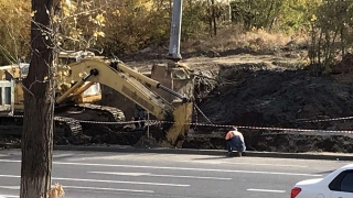 Вырванный столб и котлован на новом асфальте. У Трофимовского моста проблемы