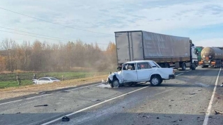 Под Саратовом столкнулись "семерка" и "Ауди". Два человека погибли