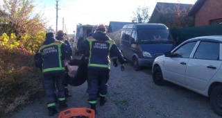 В Ленинском районе спасатели достали женщину из трехметровой ямы
