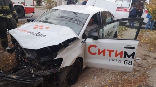 В столкновении такси с "Лексусом" пострадали два человека