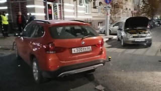 В центре Саратова женщина на "БМВ" врезалась в "Калину"