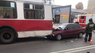 На Астраханской женщина на "Опеле" врезалась в троллейбус