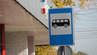 В 11-м автобусе карманник украл телефон из пальто женщины