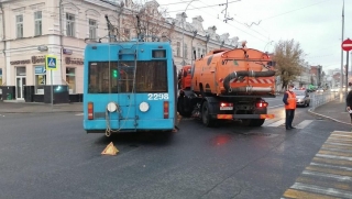 В центре Саратова не разъехались троллейбус и уборочная машина