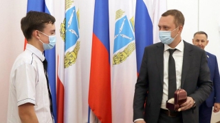 Медаль и часы. Саратовского школьника наградили за спасение женщины на пожаре