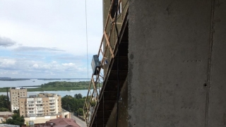 На энгельсской стройке рабочий упал с 15-го этажа. ГИТ назвала виновных в трагедии