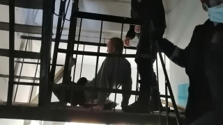 Житель Энгельса застрял на лестнице в подъезде. Ногу вытащили спасатели