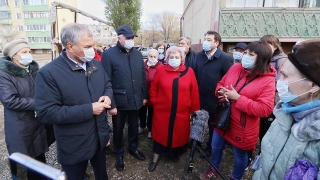 Жители Жасминки пожаловались Вячеславу Володину на транспорт и бродячих собак