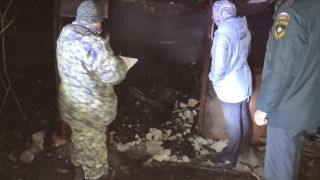 Пожарные нашли в сгоревшем сарае тело неизвестного мужчины