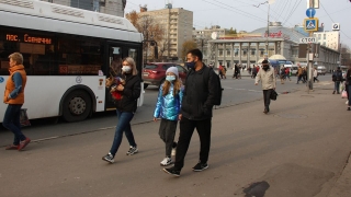 Холодает. Саратовцы все чаще надевают маски