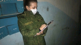 Жители Энгельса нашли в подъезде труп неизвестного