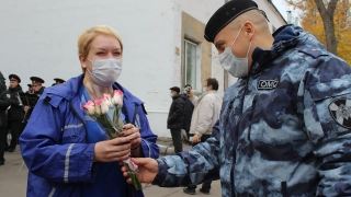Для медиков саратовской "скорой" сыграл оркестр Росгвардии