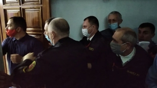 В облдуме вновь шум и потасовки. Вспоминают "Алтынку" и демонстрируют плакаты