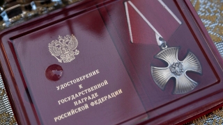 Родителям погибшего лейтенанта Михаила Гадеева вручили Орден Мужества