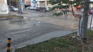 В центре Саратова из-под асфальта забил фонтан горячей воды