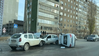 В Саратове на скользкой дороге не разъехались три автомобиля