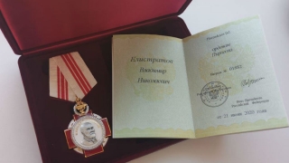 Министр вручил орден болеющему ковидом саратовскому врачу