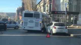 В центре Саратова автобус объезжал аварию и врезался в "Пежо"