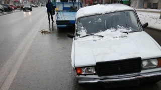 В Заводском районе с эвакуатора упала "семерка"