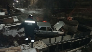 В Саратове "Волга" упала в коммунальную яму