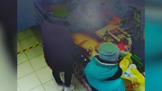 В Солнечном покупательница украла и выбросила очки продавца