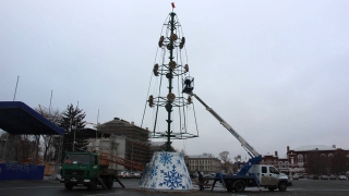 На Театральной площади устанавливают новогоднюю елку