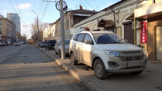 Читатели: автохамы "захватили" тротуар на Московской