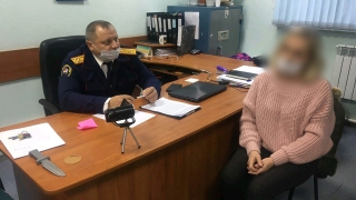Суд арестовал подозреваемую в убийстве матери и дочери в Саратове