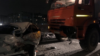 На Ново-Астраханском шоссе не разъехались "Камаз" и "Гранта". 21-летняя девушка в больнице