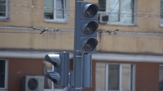 На двух перекрестках Саратова на весь день отключат светофоры