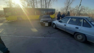 На Азина столкнулись "Киа" и "пятнадцатая". Пострадала женщина