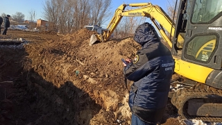 Молодого рабочего убило ковшом экскаватора