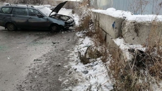 "Приора" врезалась в бетонные блоки, водитель – в больнице
