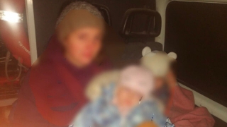 Спасатели помогли замерзающей на трассе семье с двумя детьми