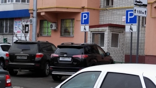В центре Саратова владельцы иномарок оккупировали парковку для инвалидов