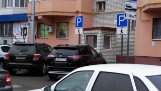 ГИБДД оштрафовала захватившую парковку для инвалидов женщину-водителя
