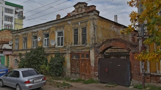 В центре Саратова еще пять аварийных домов снесут и три реконструируют
