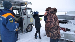 В снежном поле спасатели вызволили ребенка, беременную и еще четырех человек