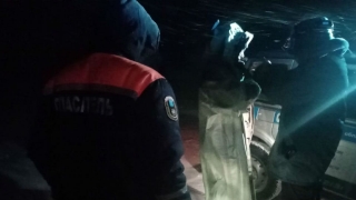 В метель спасатели вывели рыбака на берег Волги