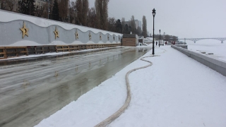 Каток на саратовской набережной заливают водой прямо из Волги