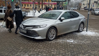 Автохам припарковал "Тойоту" на тротуаре в центре Саратова