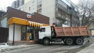 В Саратове самосвал "затормозил" в витрину мини-магазина