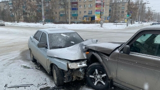 В лобовом столкновении "Нивы" и "десятки" пострадали два человека