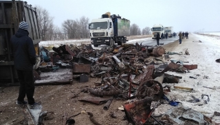 На трассе между Балаково и Пугачевом перевернулась фура с металлоломом