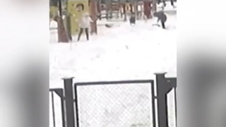 Чиновник об уборке снега учителями в Саратове: "Если желание есть, приходили..."