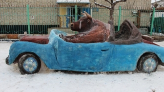 Саратовские заключенные слепили кабриолет и "BMW" из снега