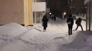 Саратовцам в пятницу вновь обещают снег и гололед